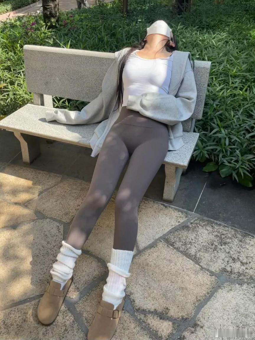 在椅子上睡着的瑜伽裤女孩