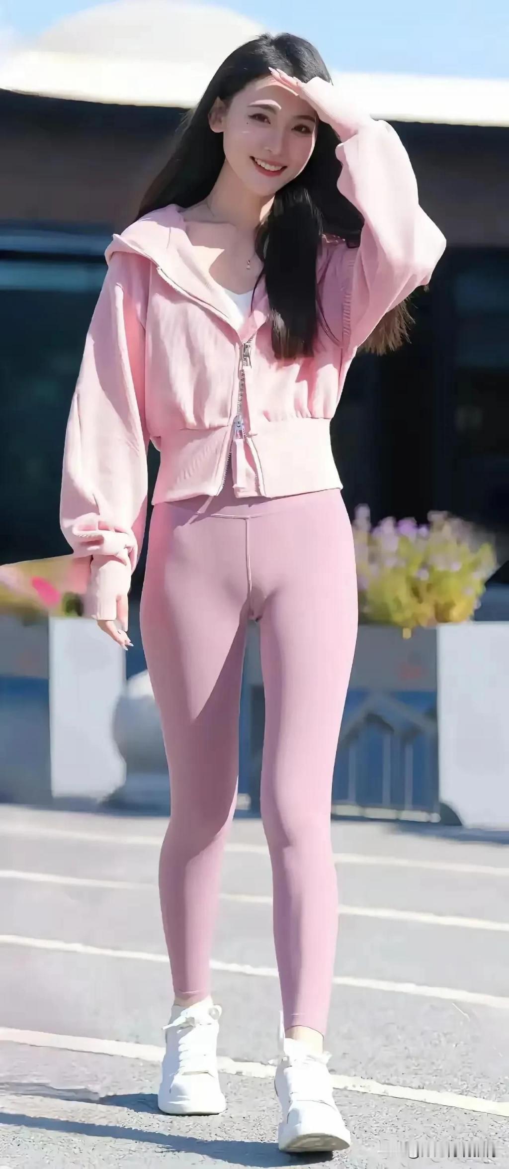 在椅子上睡着的瑜伽裤女孩