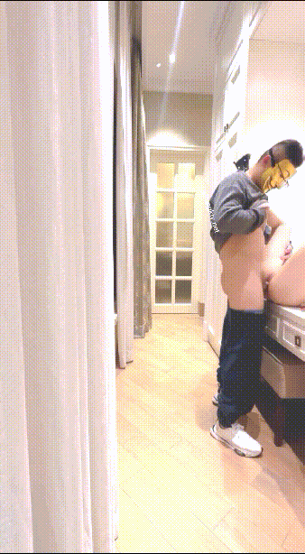 最新燃爆私拍 极品女神疯狂骑乘 落地窗前后入内射，外人眼中的女神被操成骚母狗