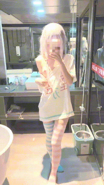 微重口反差萝莉嫩妹⚡第一次当着这么多人的面撒尿好羞涩 以后一定让爸爸抱起来尿尿