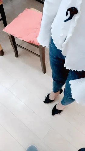 【剧情演绎】嫂子家勾引嫂子与其闺蜜❤️脱掉裤子直接强上，插几下就艹出白浆了，双飞超爽呀！