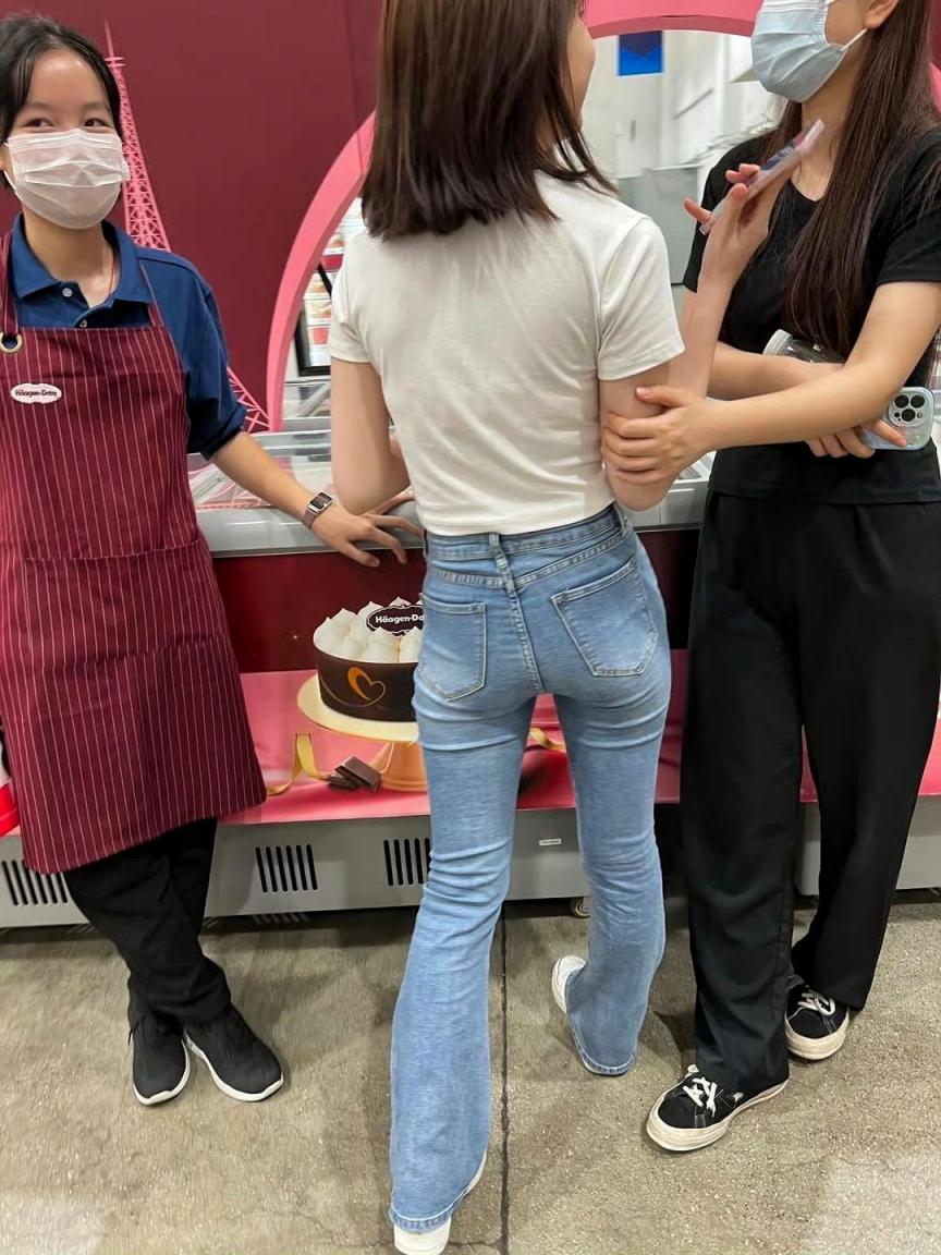 街拍紧身牛仔裤