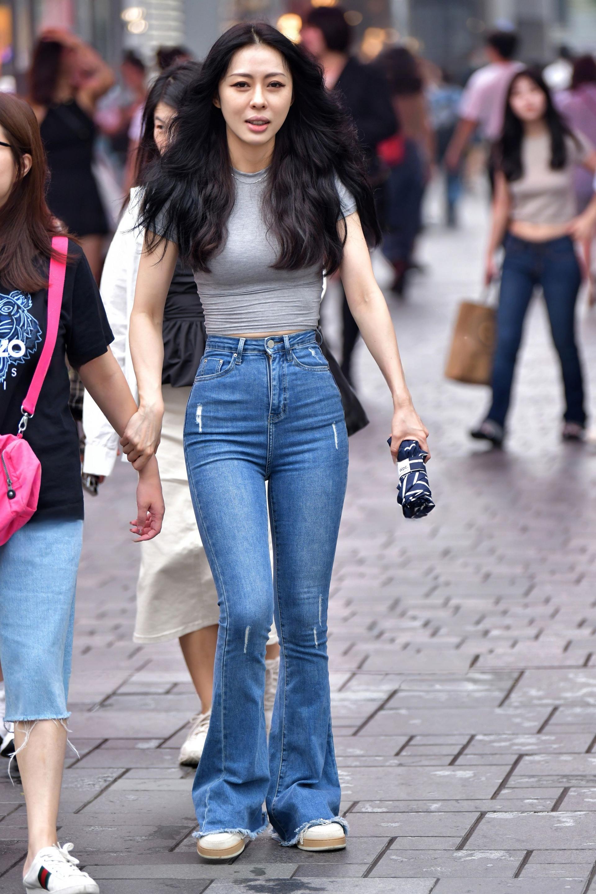 街拍紧身牛仔裤