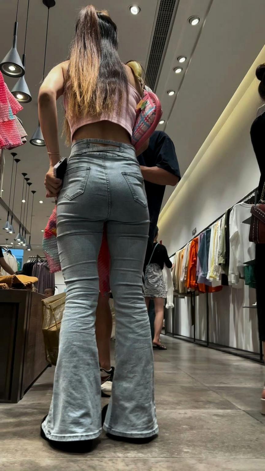 街拍紧身牛仔裤