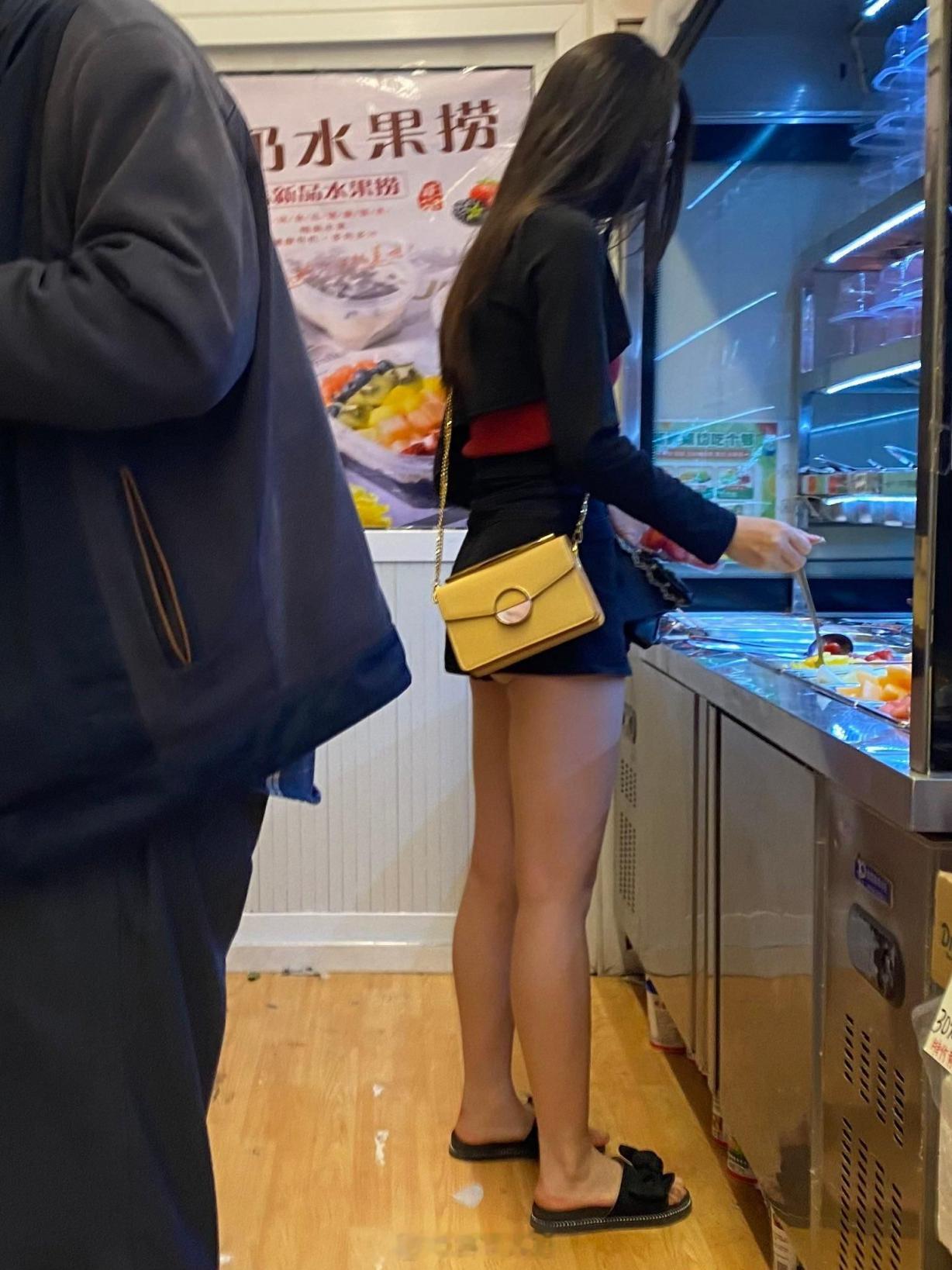 街拍紧身牛仔裤