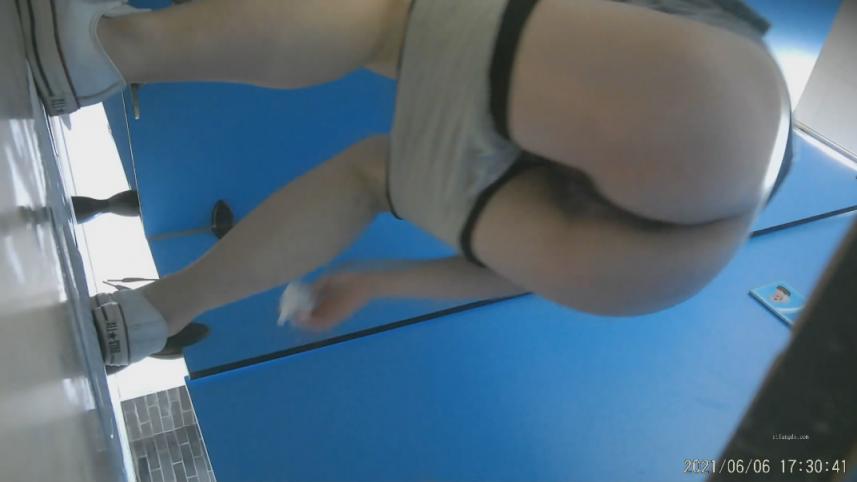 外购精品厕拍艺校蓝门女厕偷拍长的像李嘉欣的靓妹来月事换卫生巾