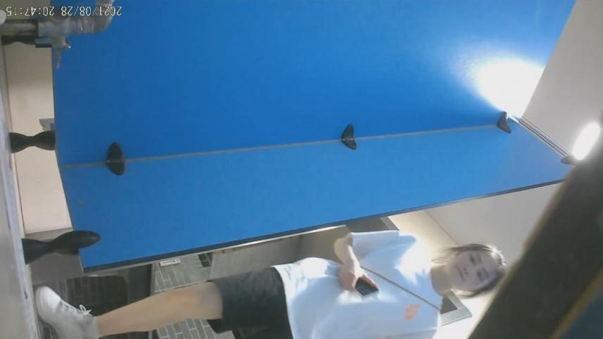 外购精品厕拍艺校蓝门女厕偷拍长的像李嘉欣的靓妹来月事换卫生巾