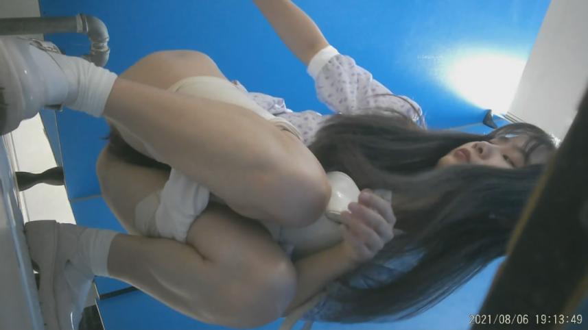 外购精品厕拍艺校蓝门女厕偷拍长的像李嘉欣的靓妹来月事换卫生巾