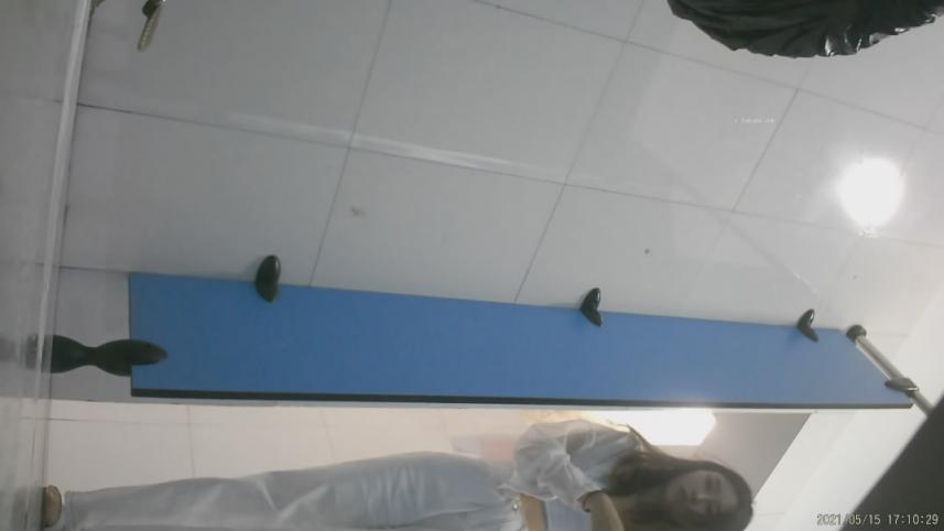 外购精品厕拍艺校蓝门女厕偷拍长的像李嘉欣的靓妹来月事换卫生巾