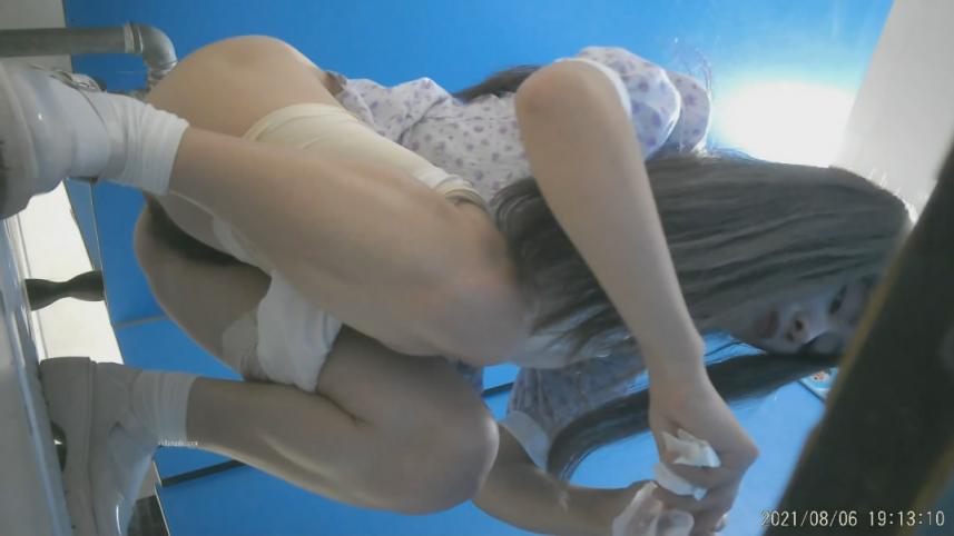 外购精品厕拍艺校蓝门女厕偷拍长的像李嘉欣的靓妹来月事换卫生巾