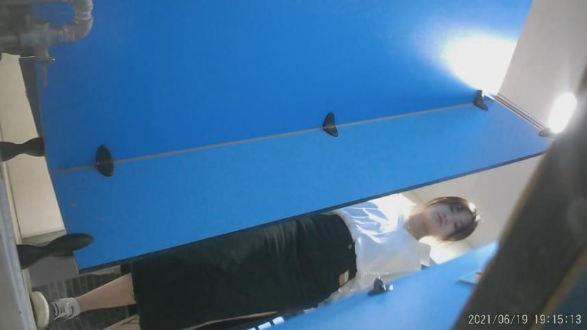 外购精品厕拍艺校蓝门女厕偷拍长的像李嘉欣的靓妹来月事换卫生巾