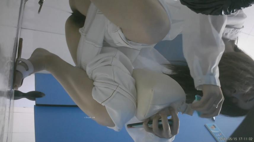 外购精品厕拍艺校蓝门女厕偷拍长的像李嘉欣的靓妹来月事换卫生巾