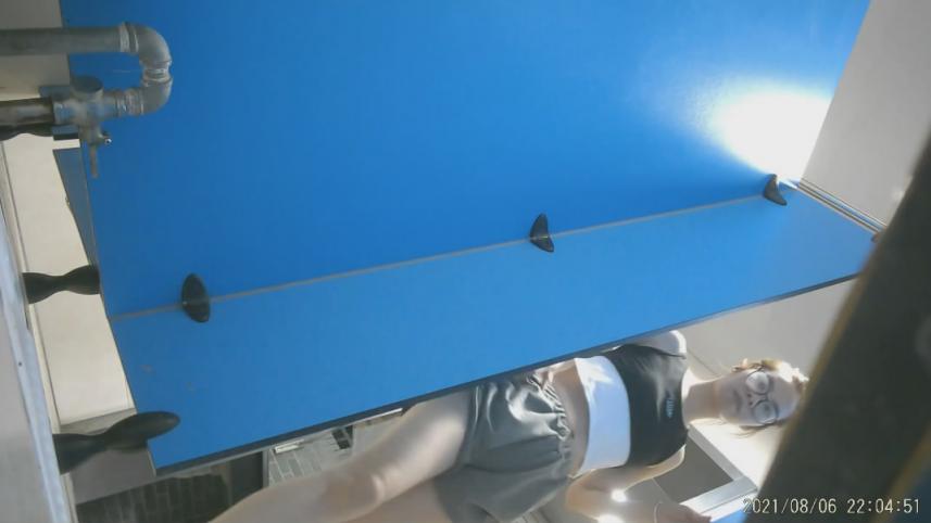 外购精品厕拍艺校蓝门女厕偷拍长的像李嘉欣的靓妹来月事换卫生巾