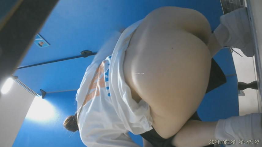 外购精品厕拍艺校蓝门女厕偷拍长的像李嘉欣的靓妹来月事换卫生巾