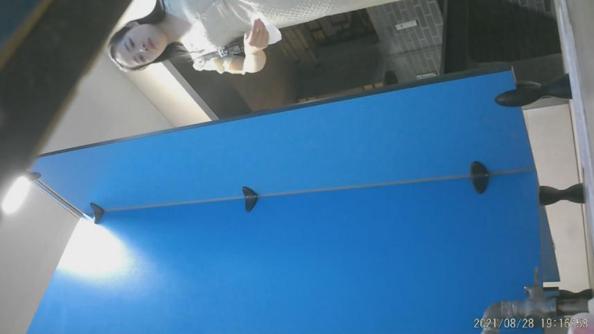 外购精品厕拍艺校蓝门女厕偷拍长的像李嘉欣的靓妹来月事换卫生巾