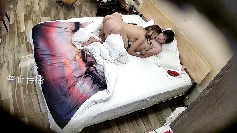 主题宾馆大学生情侣开房造爱，漂亮妹子属于反差闷骚型，主动掏男友鸡巴挑逗