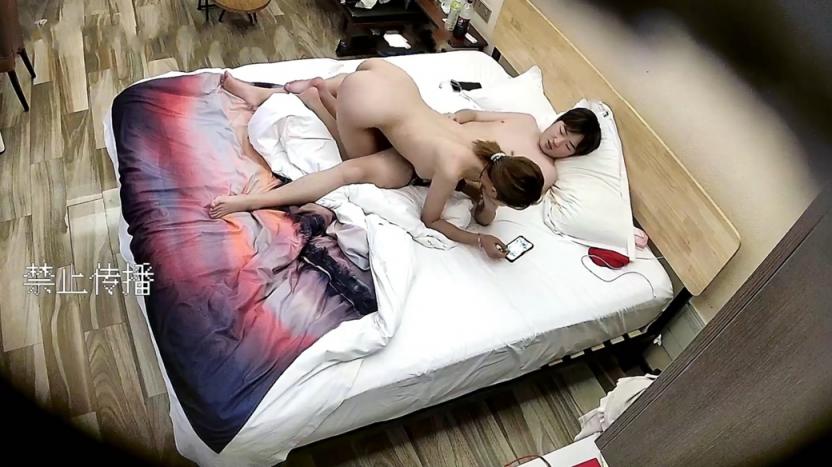 主题宾馆大学生情侣开房造爱，漂亮妹子属于反差闷骚型，主动掏男友鸡巴挑逗