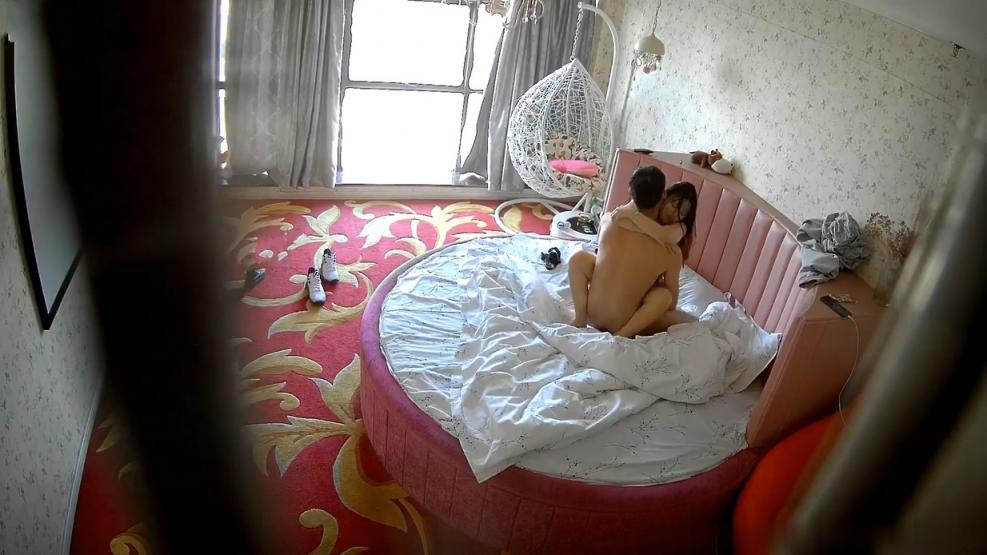 云视破解酒店偸拍小情侣开房造爱，娇小美女被扒光，让眼镜男友抱起来猛肏，床上肏到窗台前，销魂呻吟