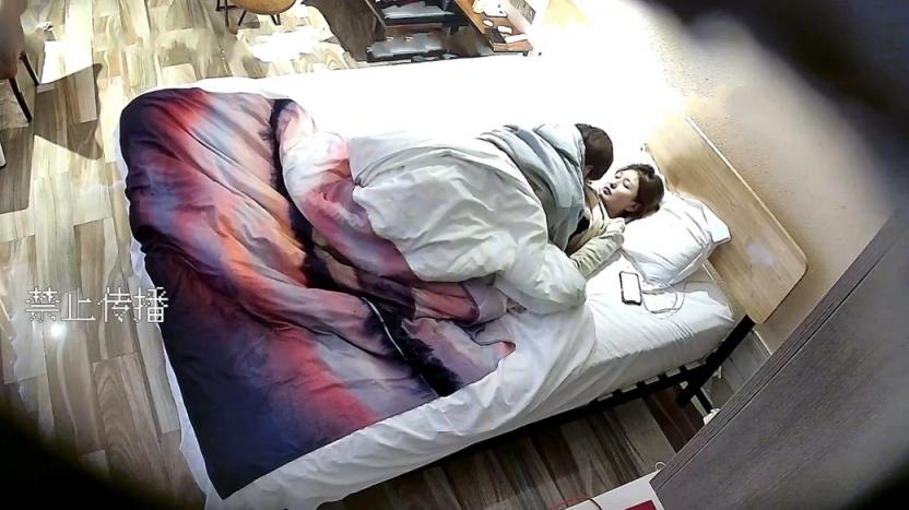 主题宾馆大学生情侣开房造爱，漂亮妹子属于反差闷骚型，主动掏男友鸡巴挑逗