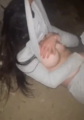 广东湛江雷州惊现精神小妹群殴事件❤️知三当三惨遭扒衣 场面火爆引热议！