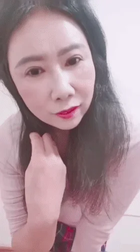 ✨极品熟女✨老骚货老骚逼，骚妻十足自慰抠逼，道具黄瓜插逼，与炮友裸聊，满眼都是对大鸡巴的渴望！