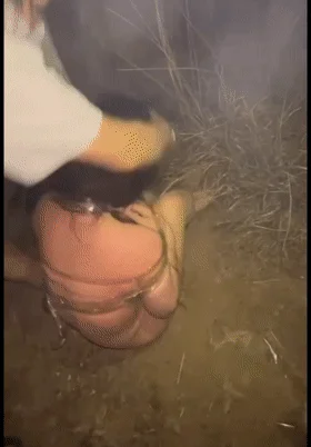 广东湛江雷州惊现精神小妹群殴事件❤️知三当三惨遭扒衣 场面火爆引热议！