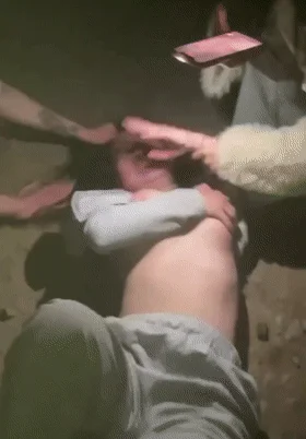 广东湛江雷州惊现精神小妹群殴事件❤️知三当三惨遭扒衣 场面火爆引热议！