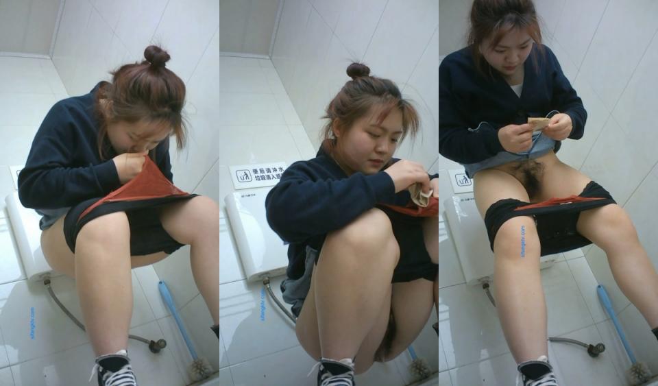 【精品厕拍】,脸逼同框高清偷拍女蹲厕,各种类型小姐姐方便,微胖小妹闻自己内裤上的白带有无异味