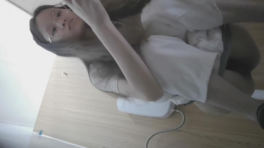 高校女厕偷拍❤️两个眼镜学妹尿尿第一个妹子穿个透明内裤还挺性感的