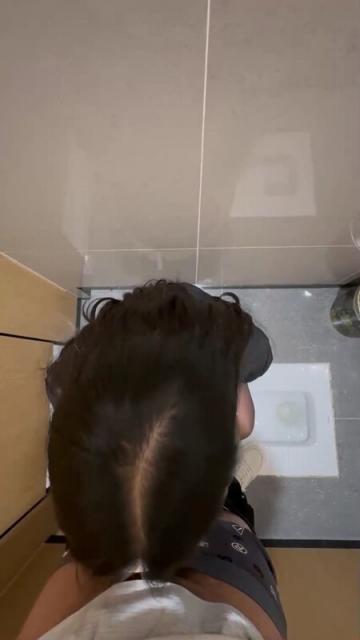 【姐弟乱伦】会喷水的亲姐姐 - 网吧里跳蛋调教姐姐直接在厕所打炮，水汪汪骚穴玩喷尿又湿又滑后入内射