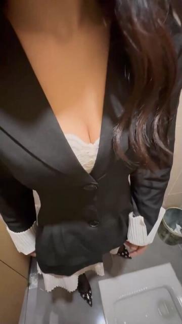 【姐弟乱伦】会喷水的亲姐姐 - 网吧里跳蛋调教姐姐直接在厕所打炮，水汪汪骚穴玩喷尿又湿又滑后入内射