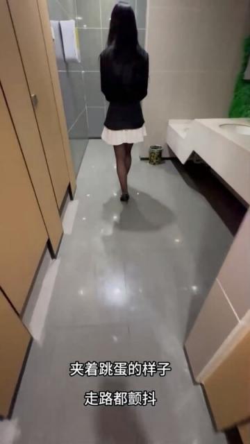 【姐弟乱伦】会喷水的亲姐姐 - 网吧里跳蛋调教姐姐直接在厕所打炮，水汪汪骚穴玩喷尿又湿又滑后入内射