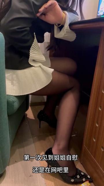 【姐弟乱伦】会喷水的亲姐姐 - 网吧里跳蛋调教姐姐直接在厕所打炮，水汪汪骚穴玩喷尿又湿又滑后入内射