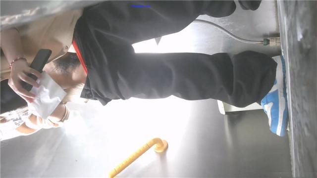 大专女厕全景偷拍9位漂亮学妹❤️各种各样的美鲍鱼