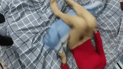 变态女婿✨边操丈母娘边跟媳妇打电话,含糊其辞老B也润滑,老婆跟丈母娘同床交替!