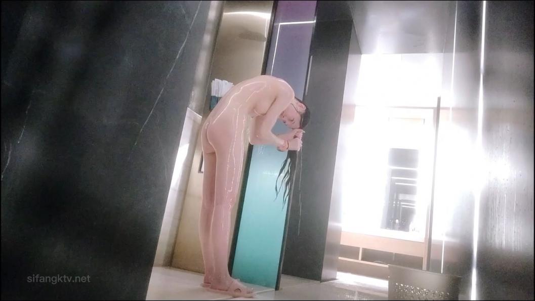 【贵在真实】，汤泉生活馆，猥琐女暗藏摄像头偸拍女士洗浴间春光，专挑身材好年轻的小姐姐拍