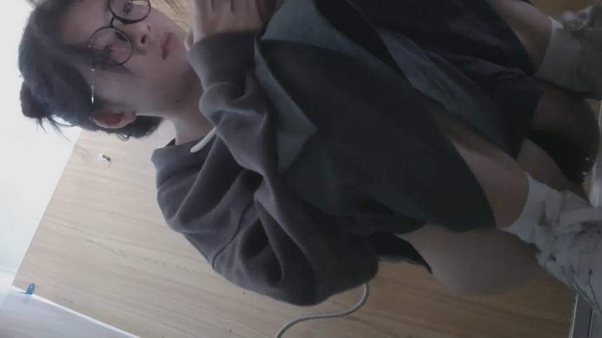 高校女厕偷拍❤️两个眼镜学妹尿尿第一个妹子穿个透明内裤还挺性感的