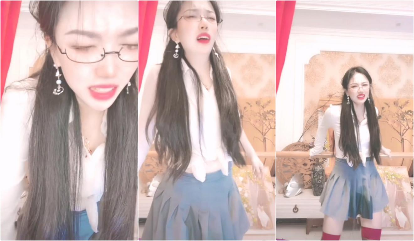 稀有玩法，穿着牛仔裤户外喷尿✅直播间上演喷泉，为什么她这么浪还这么多淫水！表面女神私下是喷水小淫娃！