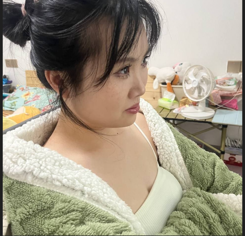 河北职业学院学生周思红，背着男友与前任酒店约会做爱，骚母狗看着自己被插的样子 画面诱惑至极！