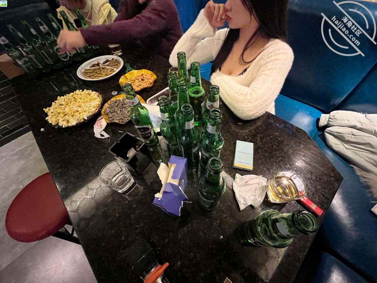 带老婆多人4P被灌醉，酒后发情被海友们扒光无套轮奸了