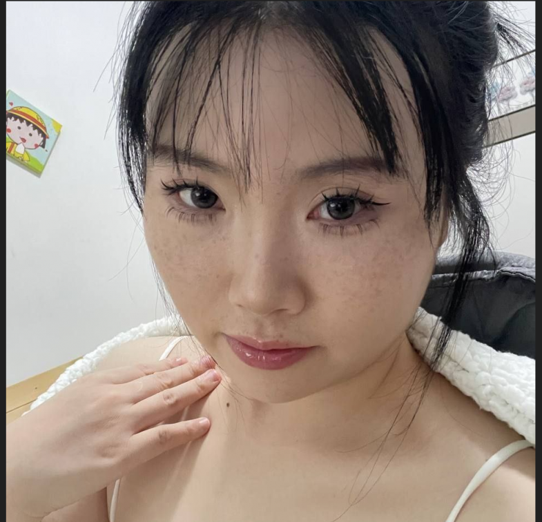 河北职业学院学生周思红，背着男友与前任酒店约会做爱，骚母狗看着自己被插的样子 画面诱惑至极！