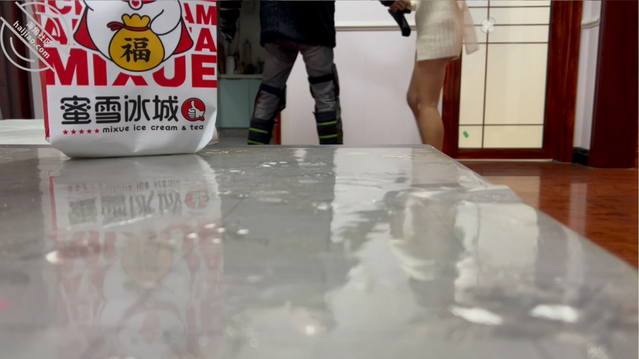 带老婆多人4P被灌醉，酒后发情被海友们扒光无套轮奸了