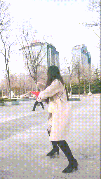 稀有玩法，穿着牛仔裤户外喷尿✅直播间上演喷泉，为什么她这么浪还这么多淫水！表面女神私下是喷水小淫娃！