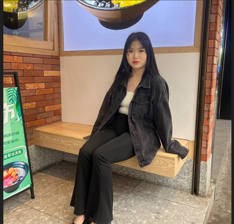 河北职业学院学生周思红，背着男友与前任酒店约会做爱，骚母狗看着自己被插的样子 画面诱惑至极！