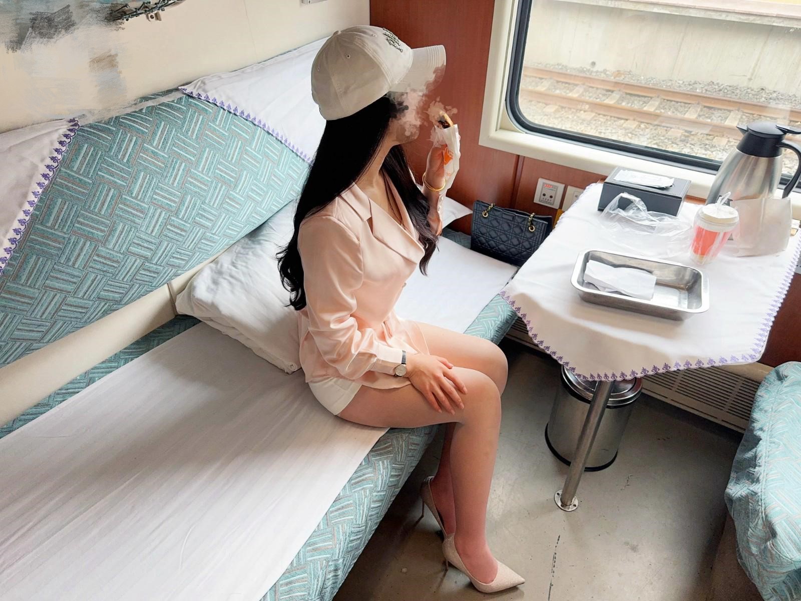 高能刺激 火车上大胆全裸做爱 从厕所干到卧铺爽到潮吹 爆肏后入内射 床单都湿透