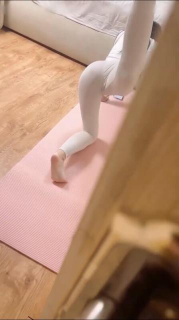 母子乱伦❤️身材超好小妈偷情被儿子知情，趁着做瑜伽换衣摸小穴威胁做爱，欲火焚烧插入秒射天啊