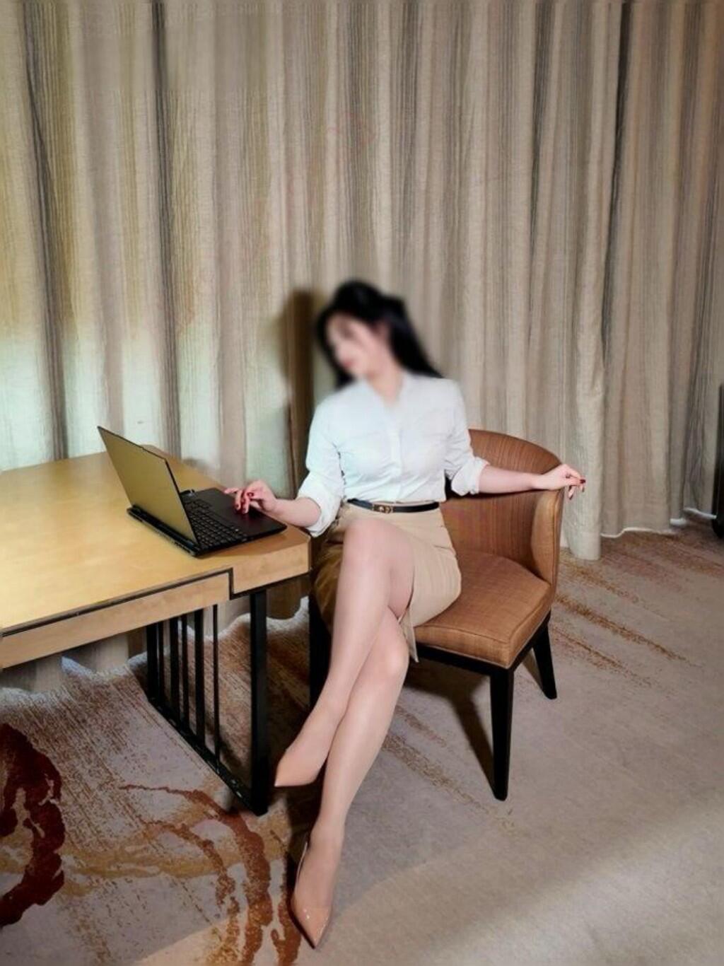 小骚逼被领导干喷了以后,在不断地磨合下终于能被我干喷了