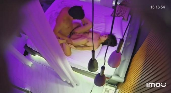 乐橙酒店摄像头偷拍❤️经验丰富的大叔给年轻女友推油按摩舔逼热身再啪啪