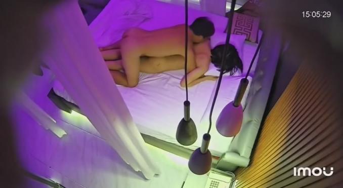 乐橙酒店摄像头偷拍❤️经验丰富的大叔给年轻女友推油按摩舔逼热身再啪啪