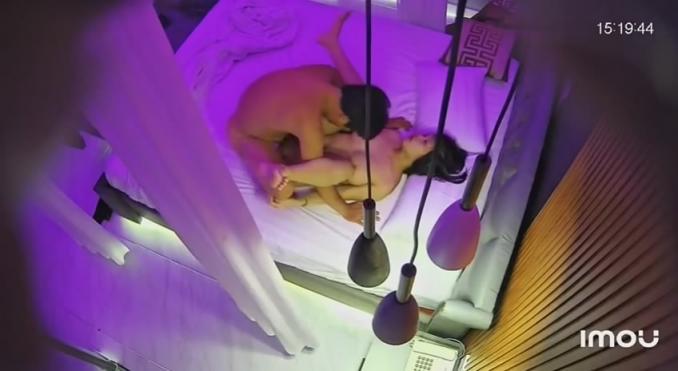 乐橙酒店摄像头偷拍❤️经验丰富的大叔给年轻女友推油按摩舔逼热身再啪啪